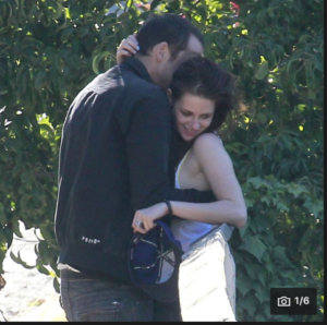 Read more about the article OD ISMEVANOG GLUMCA DO KRALJA CRVENOG TEPIHA: Njegova transformacija šokirala svet, a dve žene koje su bile uz njega ukrale su svu pažnju