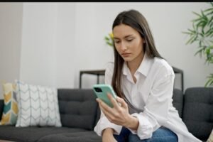 Read more about the article Primetila je da muž ne ispušta telefon iz ruku, a kada je otkrila poruke koje je razmenjivao sa drugim ženama, doživela je veliki šok