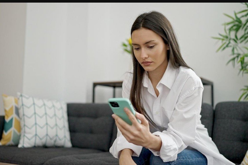 Read more about the article Primetila je da muž ne ispušta telefon iz ruku, a kada je otkrila poruke koje je razmenjivao sa drugim ženama, doživela je veliki šok